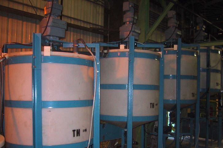 Pilot plant thickeners configured in a counter-current decantation circuit.